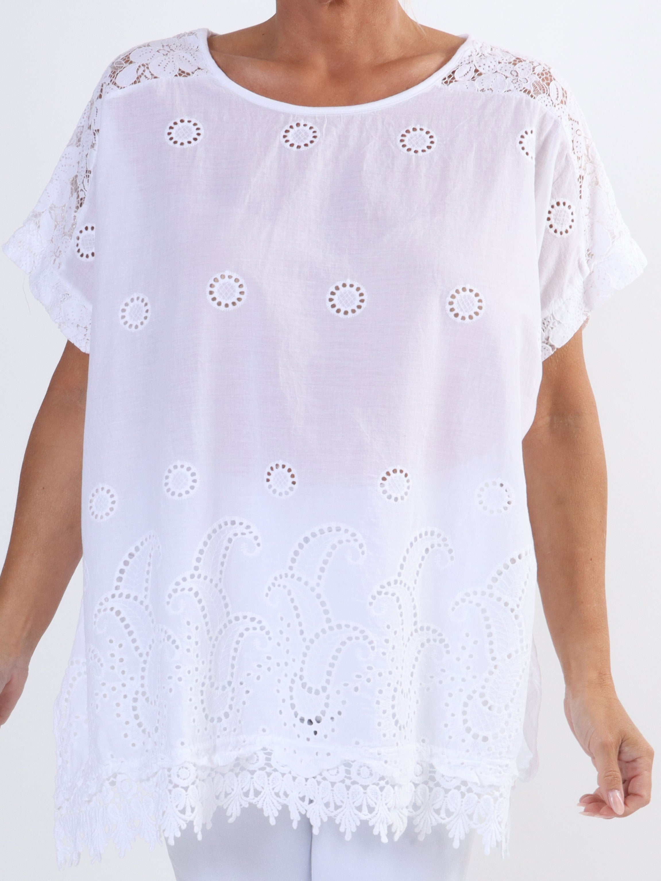 Inna - Sød plus size top med blonder og broderi anglaise